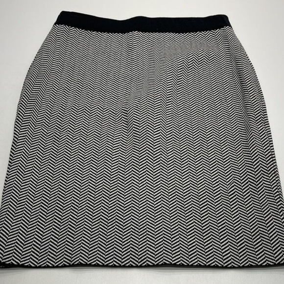 ELLE Women’s Medium Black White Pull On Stretchy Skirt - Picture 3 of 3